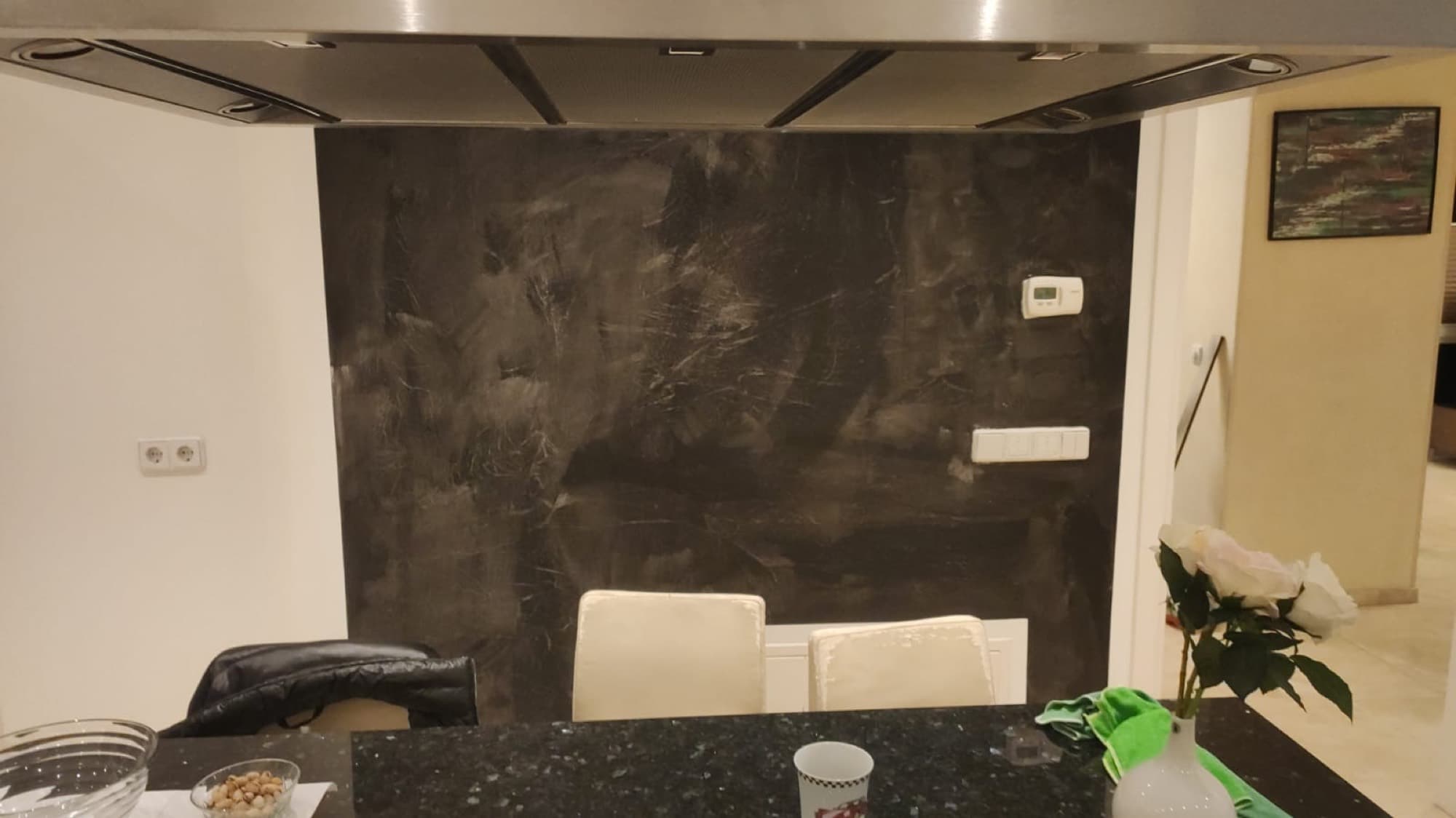 Küchenwand mit dunkler, seidig schimmernder Spachteltechnik von Adler & Bär