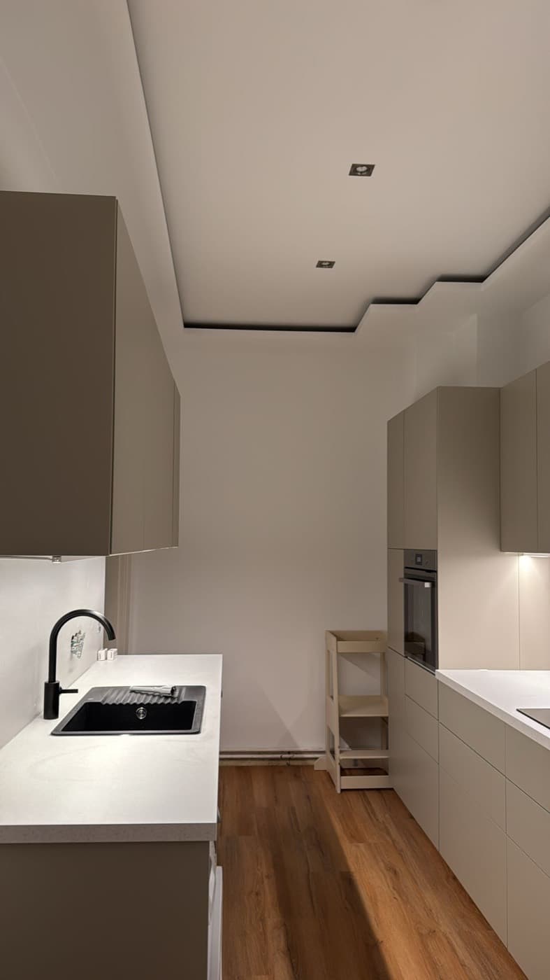 Fertige Küche in Taupe mit abgesetzter Decke und Schattenfuge